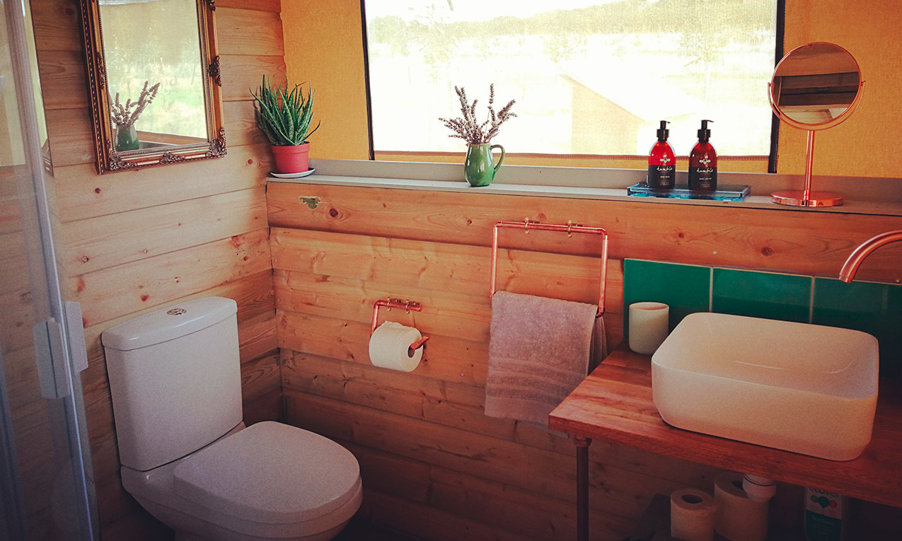 The proper bathroom of Oak safari tent